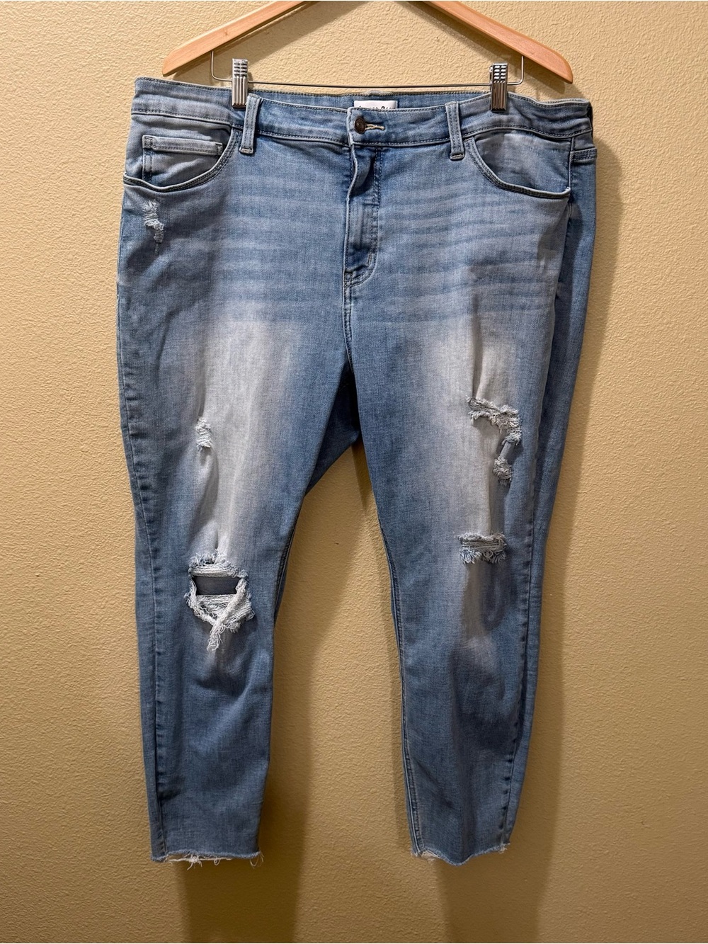 Women’s 20W Studio Blue Light Blue Whiskers & Fade Distressed Slim For Jeans